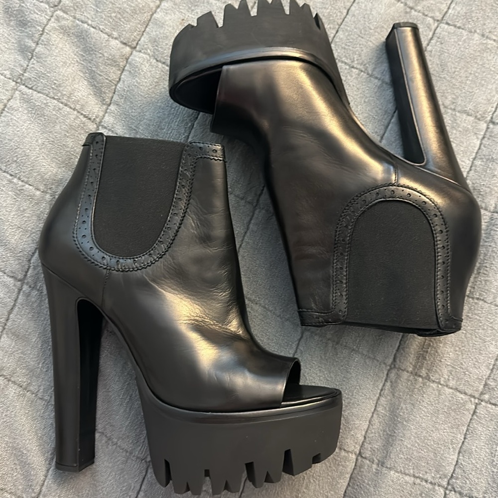 BNIB Versus Versace Black Leather Platform Chelsea Ankle Peep Toe Boots Sz. 39
